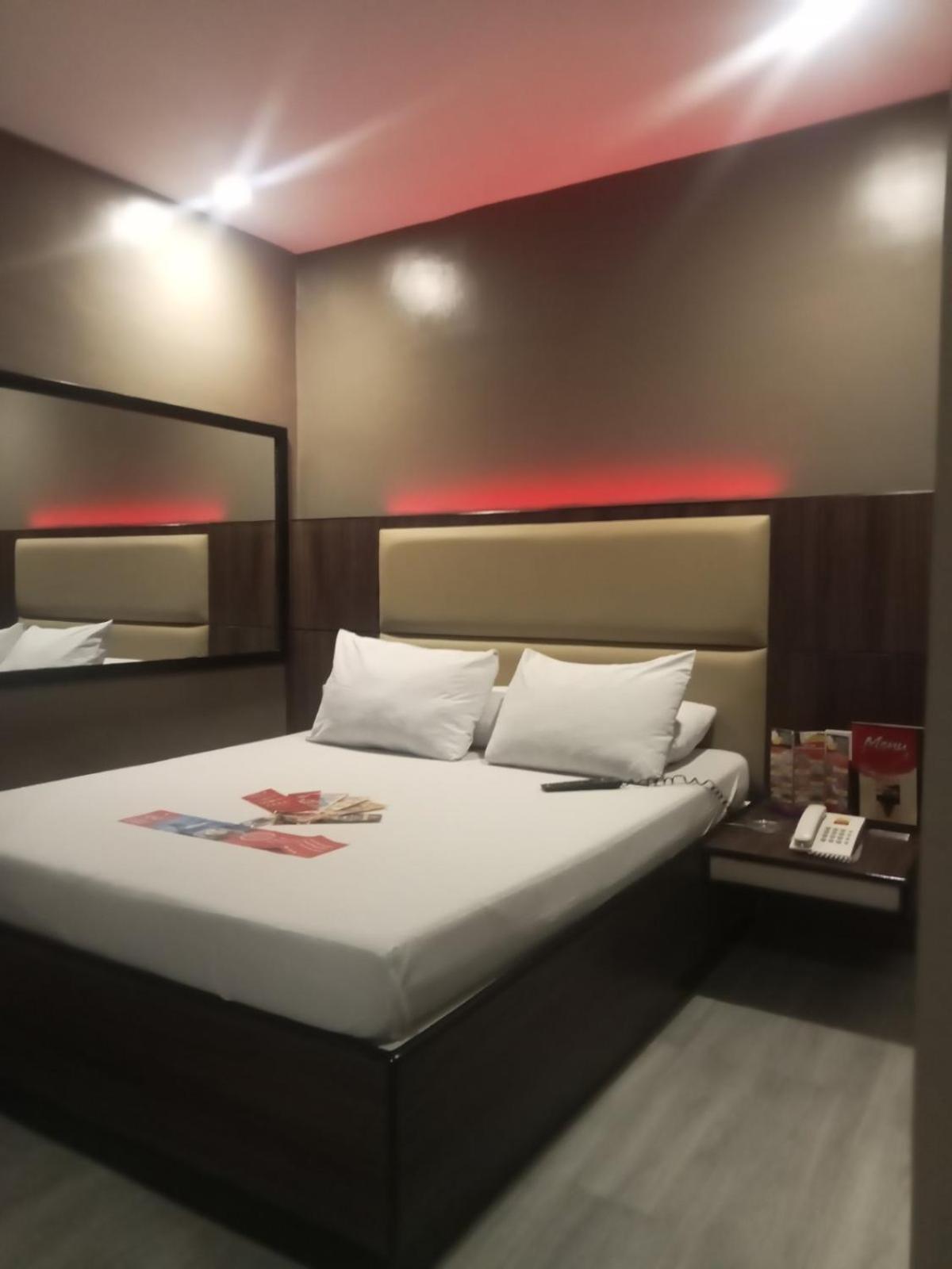 Hotel Sogo Pasay Wood Street Exteriér fotografie